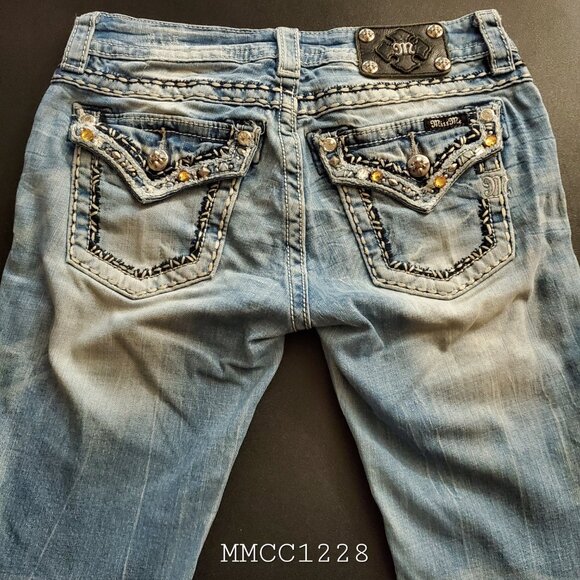 Women's Miss Me Signature Cuffed Capris - Picture 2 of 8